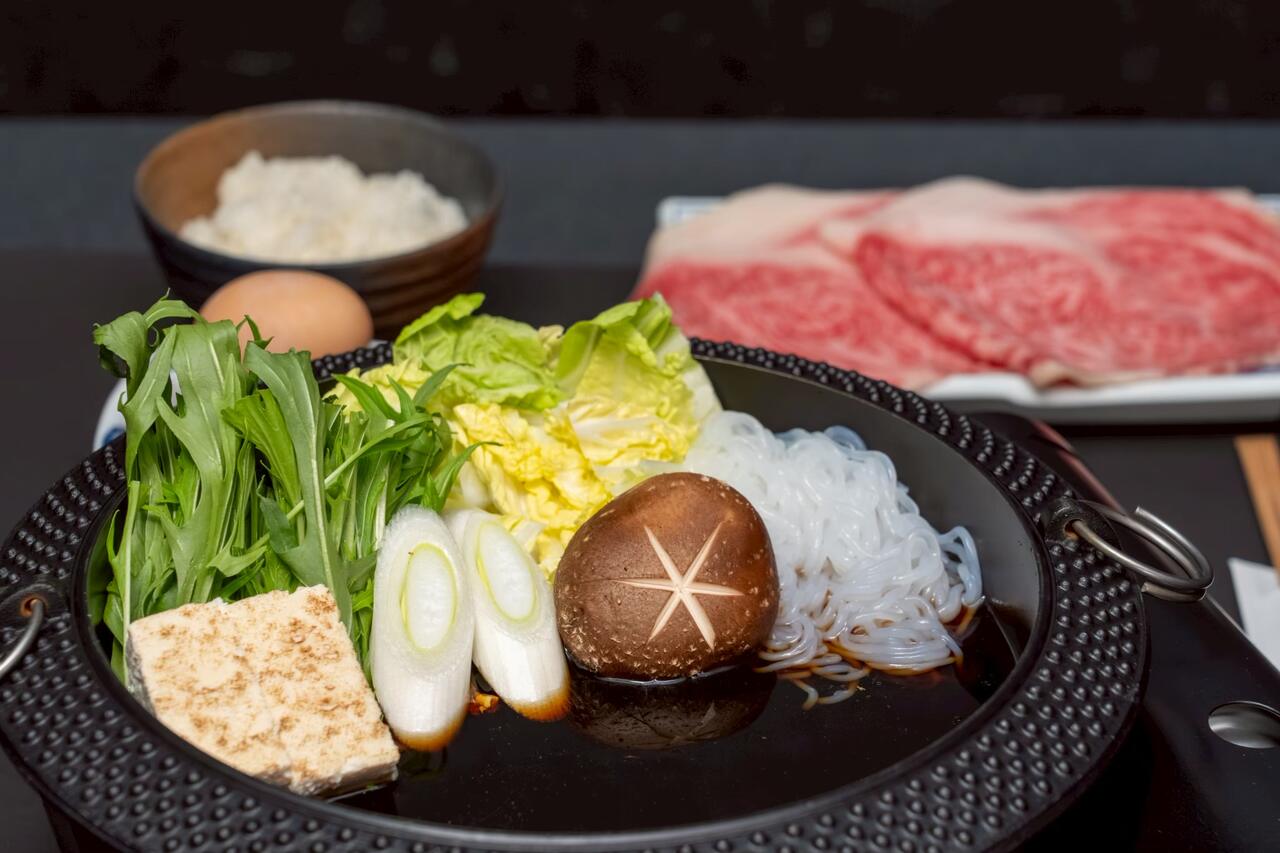 高森牛の上ロースと野菜、卵が並ぶすき焼きのセット